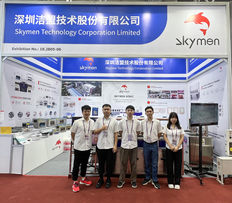 SkymenEl equipo de marketing del grupo se tomó una foto grupal en el stand de la 134ª Feria de Cantón